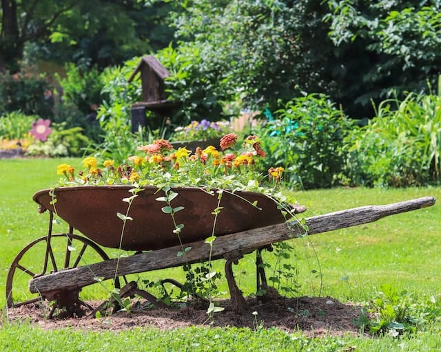 oud decoratieve kruiwagen met bloemen - contentmarketing tuincentrum