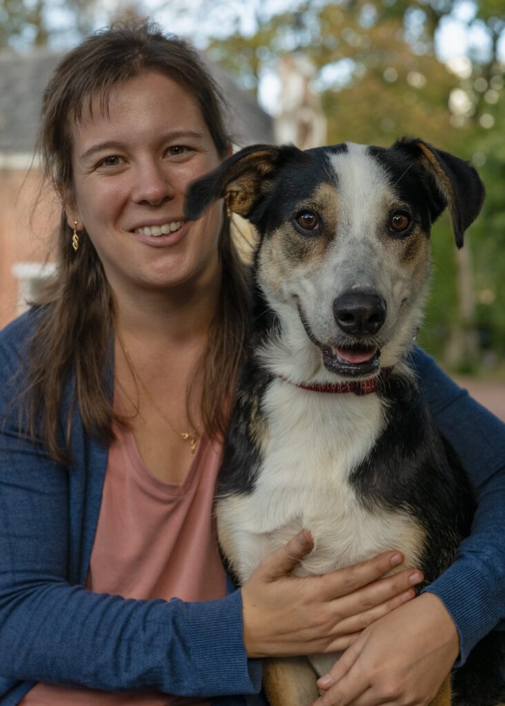 Shana Hofmans met haar arm rond haar hond geslagen