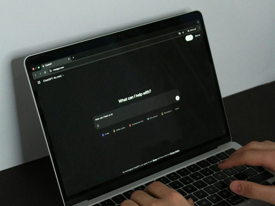 Handen typen op een laptop met een AI-chatprogramma op het scherm